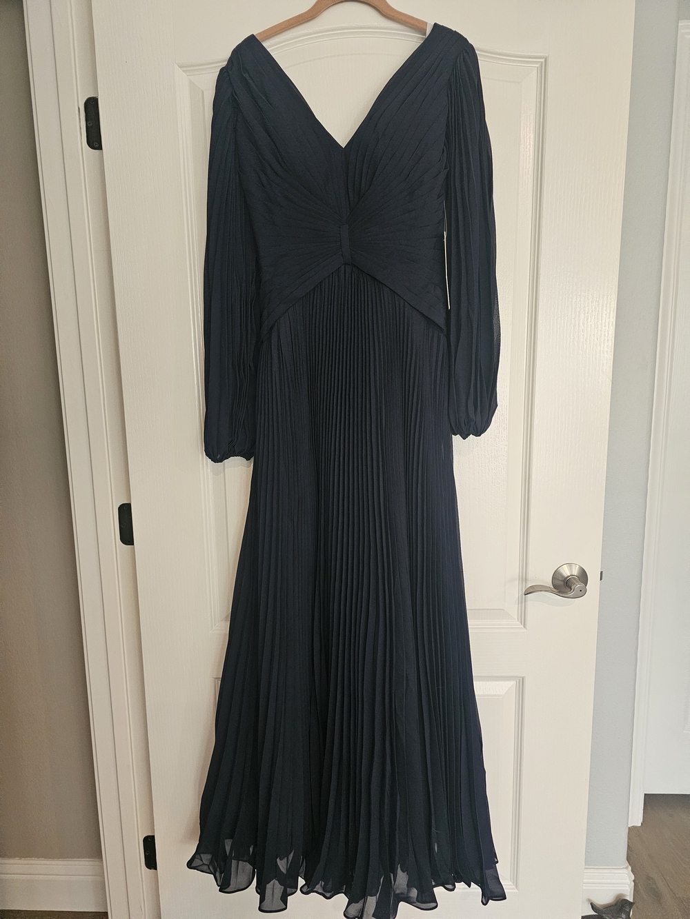NEW Elegant Navy Pleated Long-Sleeve V-Neck Dress